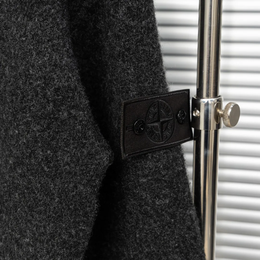 P330 top version (different currencies) Style: Stone Island STONE LSLAND high weight knitted wool V-neck hooded sweater Color: Picture color Size: M-XXXL Fabric: Blended Accessories: Full set of customized accessories No gender distinction, same style for men and women
